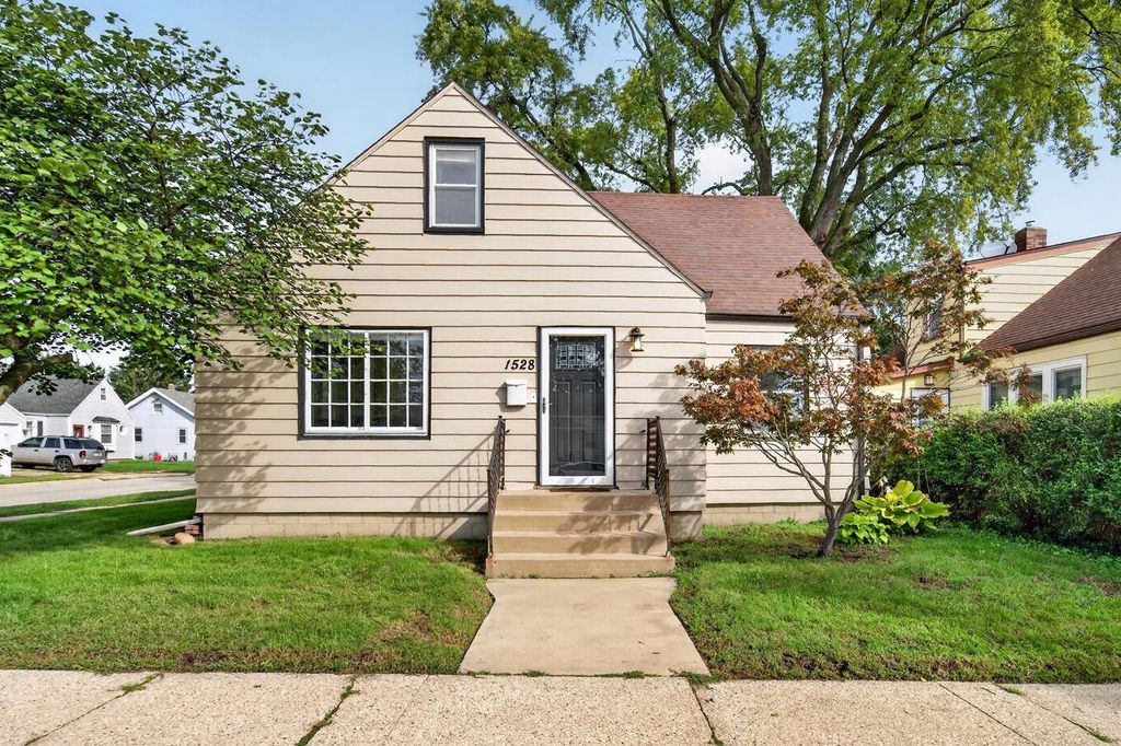 1528 76th STREET, Kenosha, WI 53143