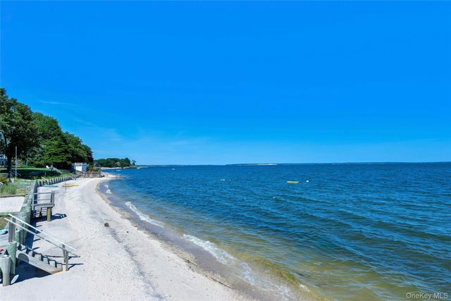 865 Peconic Bay Boulevard, Laurel, NY 11948