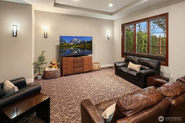 1018 E Lake Sammamish Parkway SE, Sammamish, WA 98075