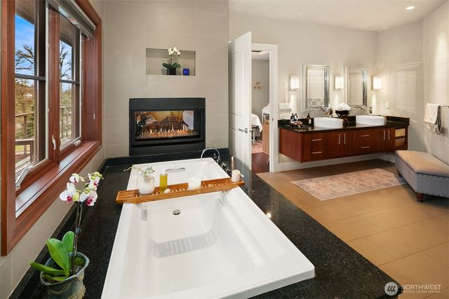 1018 E Lake Sammamish Parkway SE, Sammamish, WA 98075