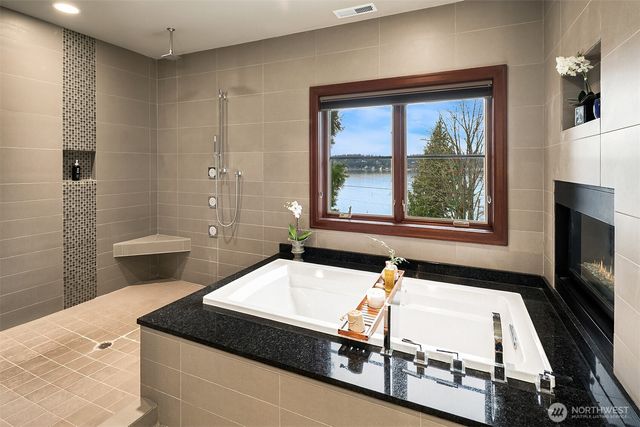 1018 E Lake Sammamish Parkway SE, Sammamish, WA 98075
