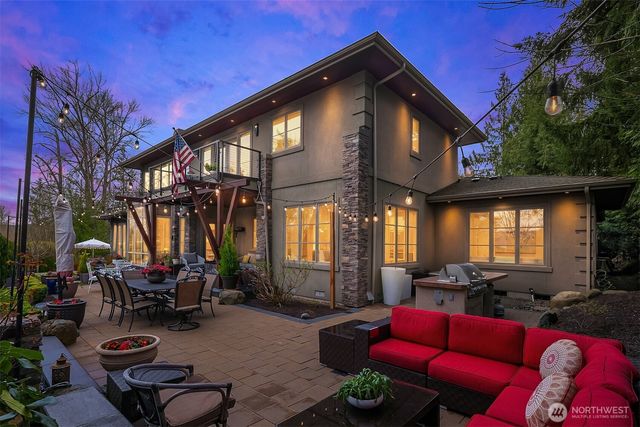 1018 E Lake Sammamish Parkway SE, Sammamish, WA 98075