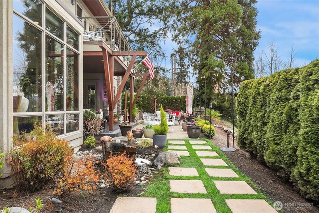 1018 E Lake Sammamish Parkway SE, Sammamish, WA 98075