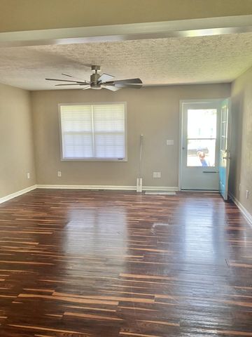 28 Hawthorne Dr, Manchester, TN 37355