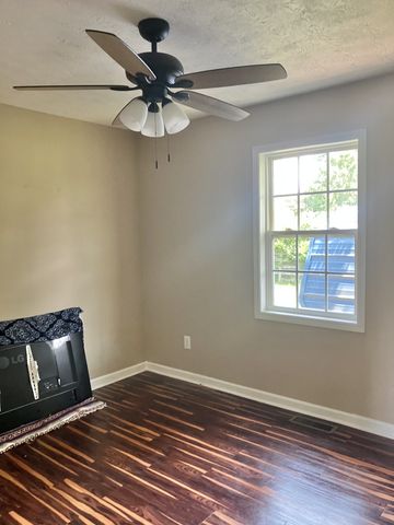 28 Hawthorne Dr, Manchester, TN 37355