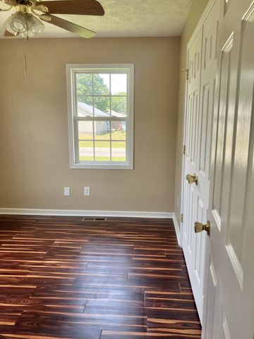 28 Hawthorne Dr, Manchester, TN 37355