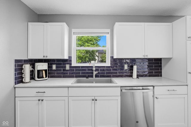 2400 Lakecrest Drive, Columbus, IN 47201