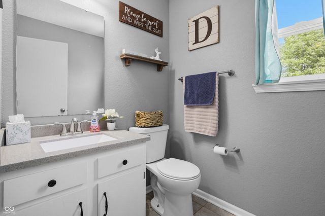 2400 Lakecrest Drive, Columbus, IN 47201