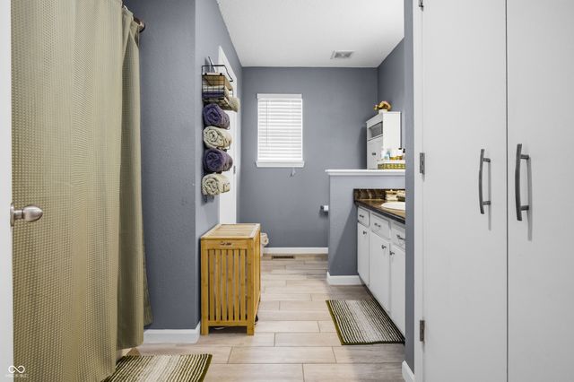 2400 Lakecrest Drive, Columbus, IN 47201