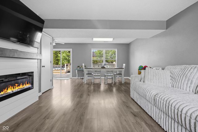 2400 Lakecrest Drive, Columbus, IN 47201
