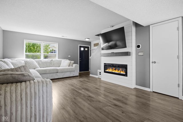 2400 Lakecrest Drive, Columbus, IN 47201