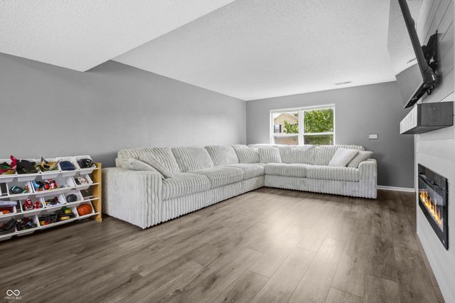 2400 Lakecrest Drive, Columbus, IN 47201