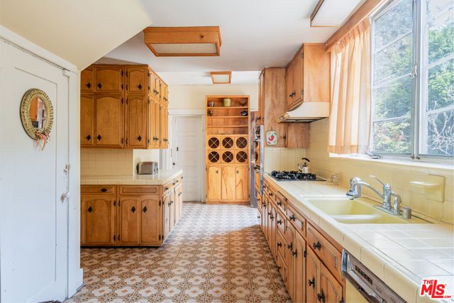 5231 Franklin Avenue, Los Angeles, CA 90027