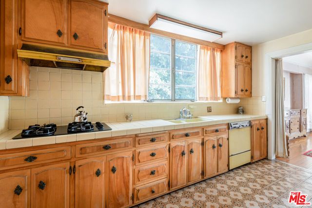 5231 Franklin Avenue, Los Angeles, CA 90027