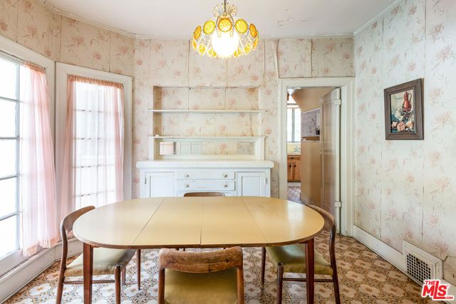 5231 Franklin Avenue, Los Angeles, CA 90027