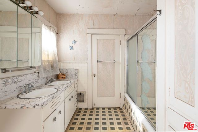 5231 Franklin Avenue, Los Angeles, CA 90027