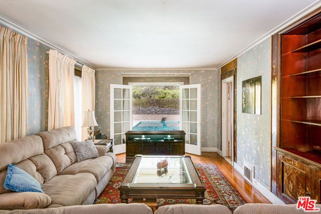 5231 Franklin Avenue, Los Angeles, CA 90027