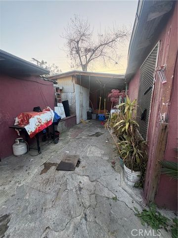 8239 Bell Avenue, Los Angeles, CA 90001