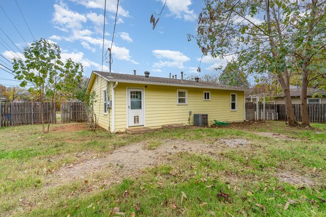 700 Broadway Avenue, Euless, TX 76040