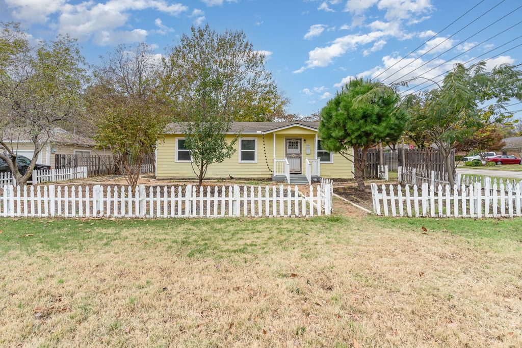 700 Broadway Avenue, Euless, TX 76040