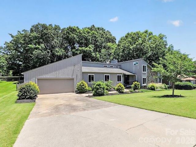 8401 Raintree Lane, Charlotte, NC 28277
