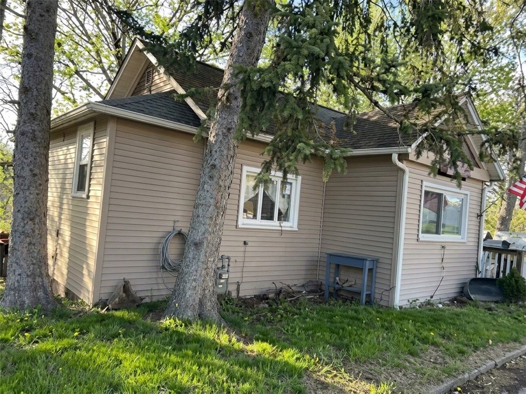 Image 1 of property listing at 215 N Walnut St, New Castle, PA 16101