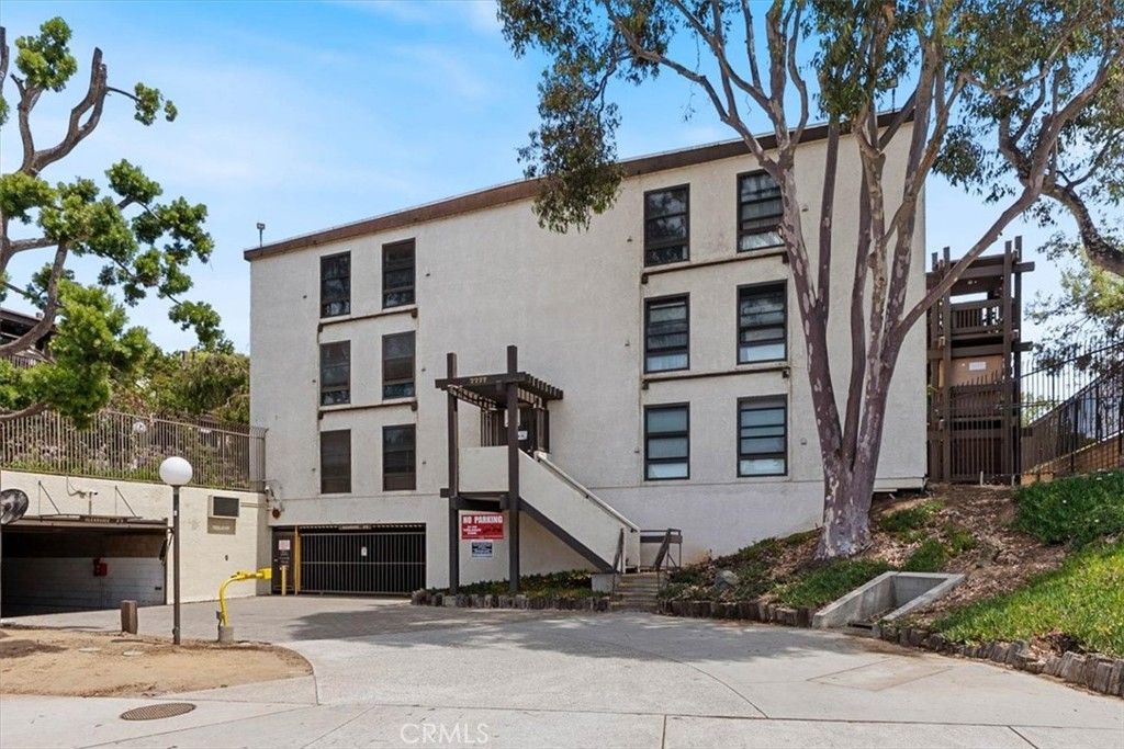 Image 23 of property listing at 7777 W 91st, Los Angeles, CA 90293