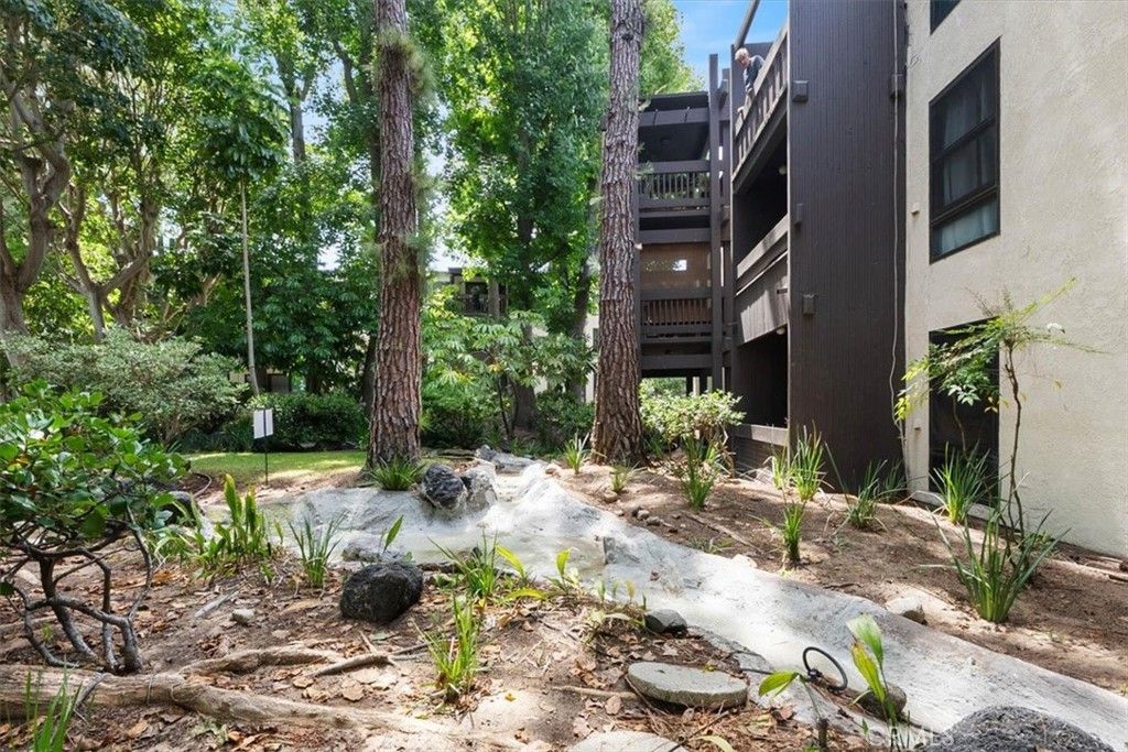 Image 40 of property listing at 7777 W 91st, Los Angeles, CA 90293