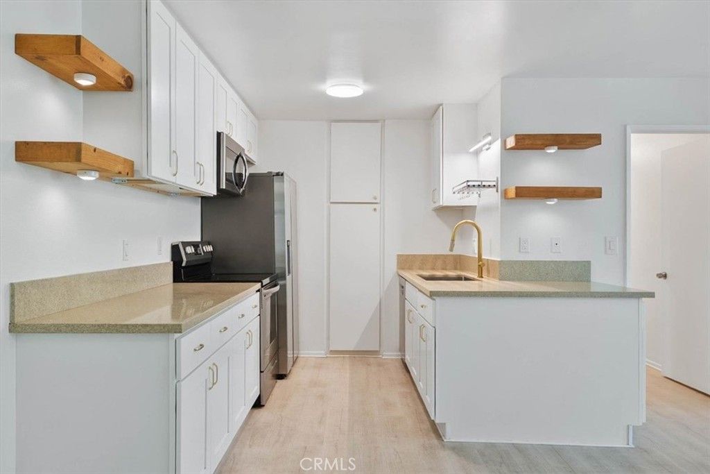 Image 7 of property listing at 7777 W 91st, Los Angeles, CA 90293