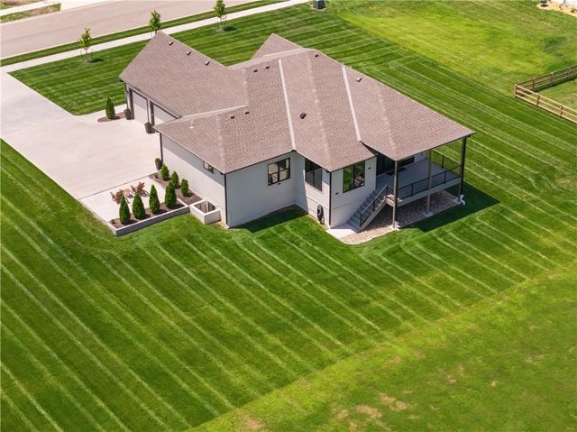 9717 Ingrid Street, De Soto, KS 66018