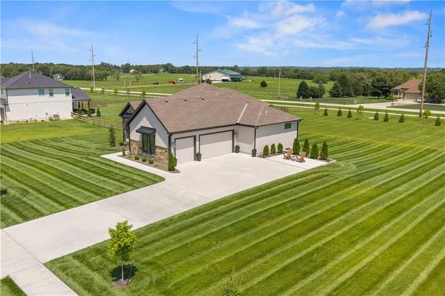 9717 Ingrid Street, De Soto, KS 66018