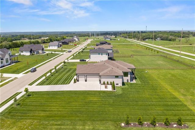 9717 Ingrid Street, De Soto, KS 66018