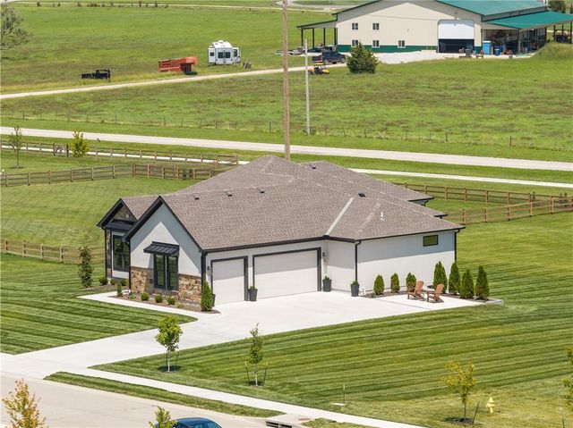 9717 Ingrid Street, De Soto, KS 66018
