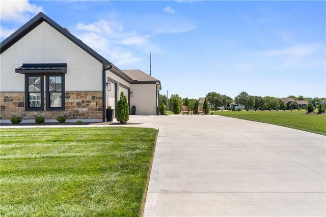 9717 Ingrid Street, De Soto, KS 66018