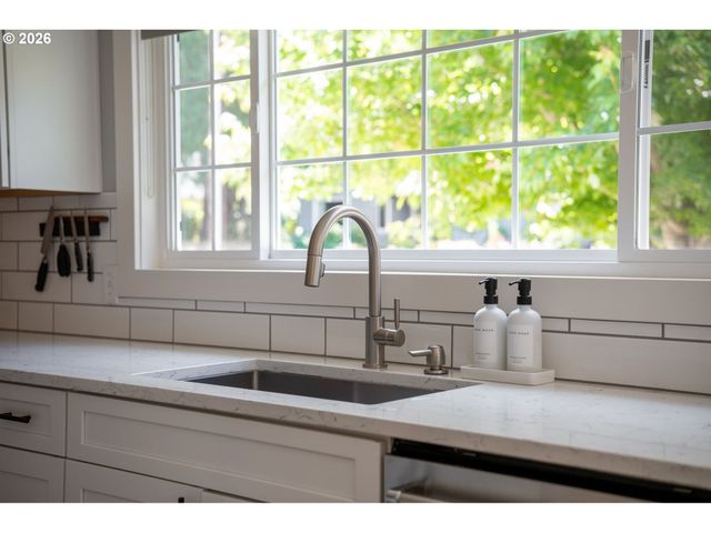 8795 Sw BIRCHWOOD Rd, Portland, OR 97225