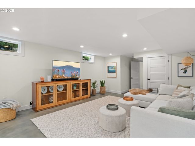 8795 Sw BIRCHWOOD Rd, Portland, OR 97225