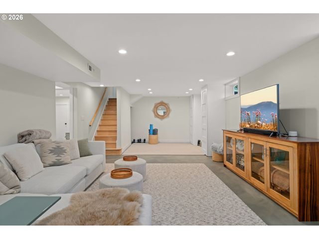 8795 Sw BIRCHWOOD Rd, Portland, OR 97225