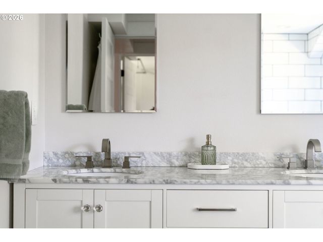 8795 Sw BIRCHWOOD Rd, Portland, OR 97225