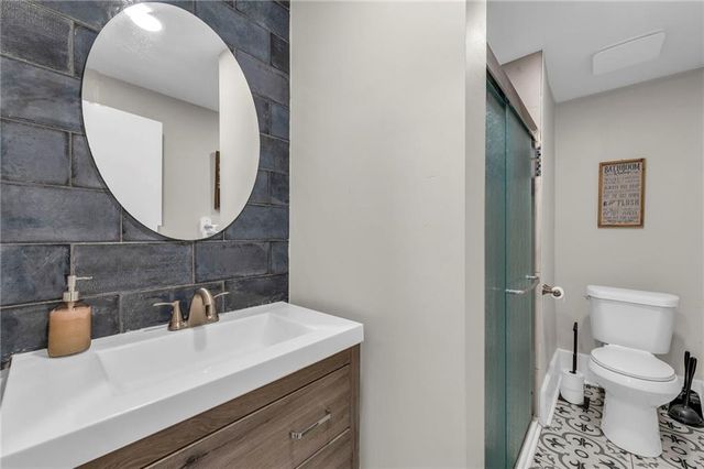 2745 Holmes Street, Kansas City, MO 64109