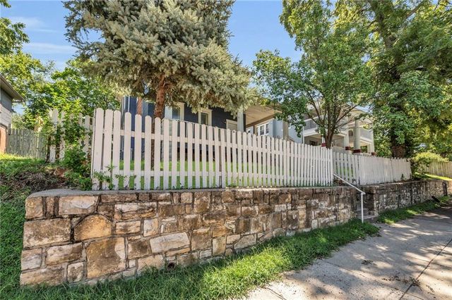 2745 Holmes Street, Kansas City, MO 64109