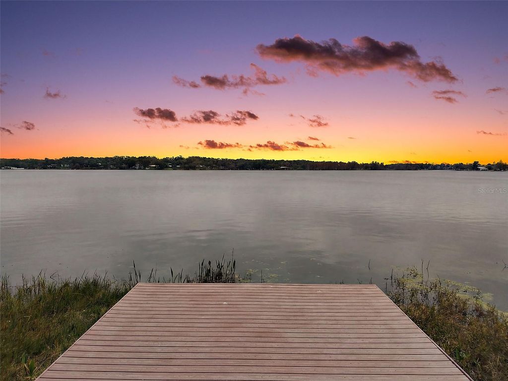 Image 2 of property listing at 1535 SUNSET CIRCLE, Mount Dora, FL 32757