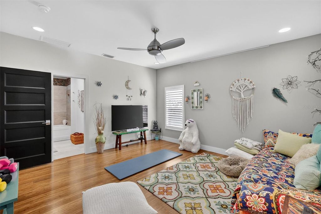 Image 33 of property listing at 1535 SUNSET CIRCLE, Mount Dora, FL 32757