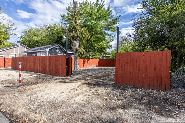 1202 N CENTER, San Antonio, TX 78202