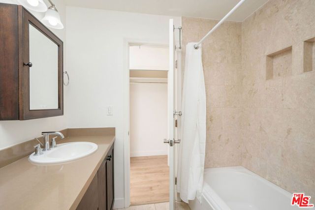 3460 Redwood Avenue, Los Angeles, CA 90066