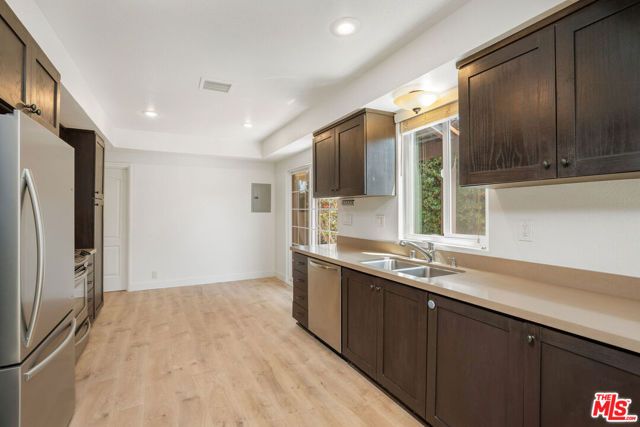 3460 Redwood Avenue, Los Angeles, CA 90066