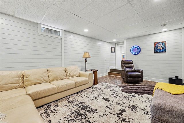 8366 Cottonwood Avenue, Howard City, MI 49329