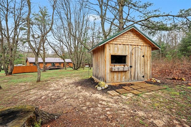 8366 Cottonwood Avenue, Howard City, MI 49329