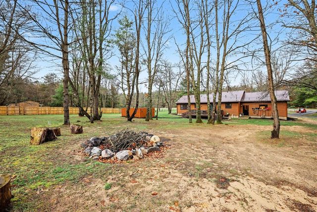 8366 Cottonwood Avenue, Howard City, MI 49329