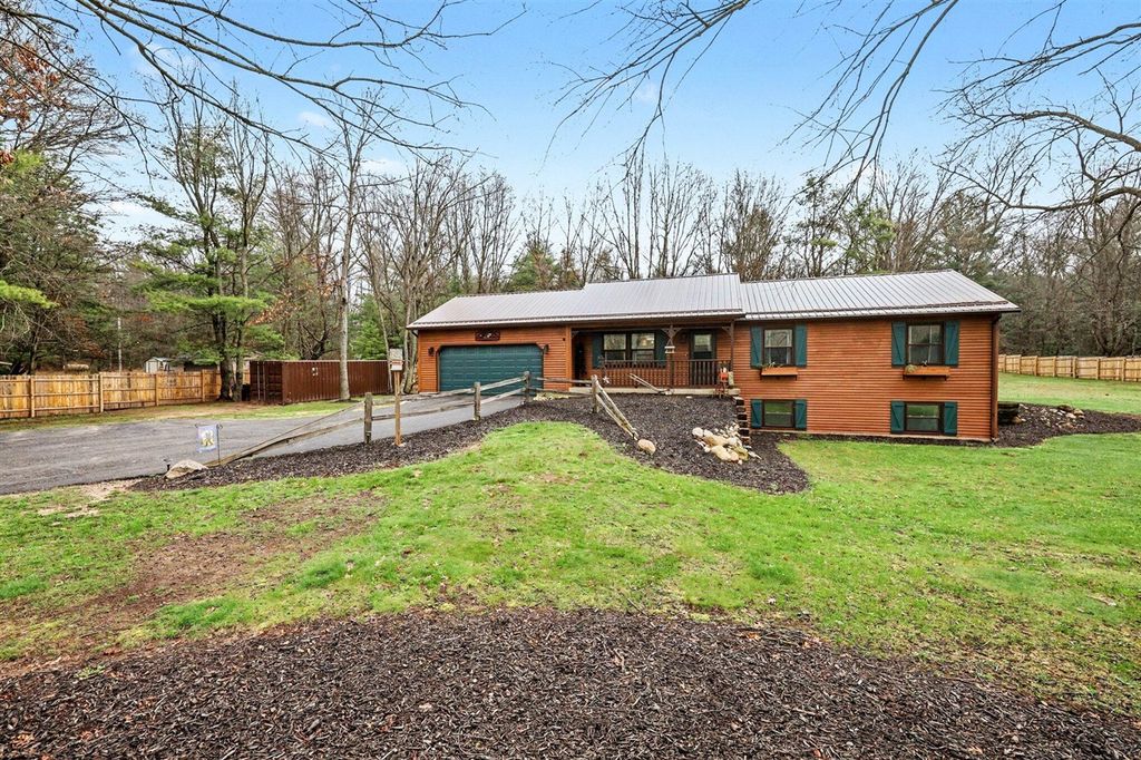 8366 Cottonwood Avenue, Howard City, MI 49329