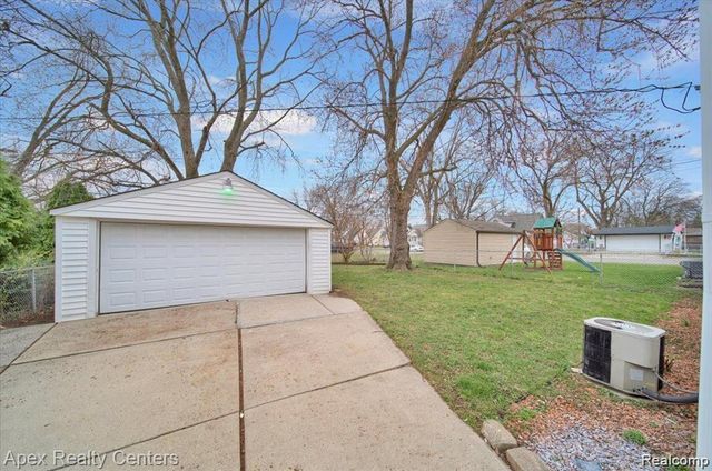 21237 Carlysle Street, Dearborn, MI 48124